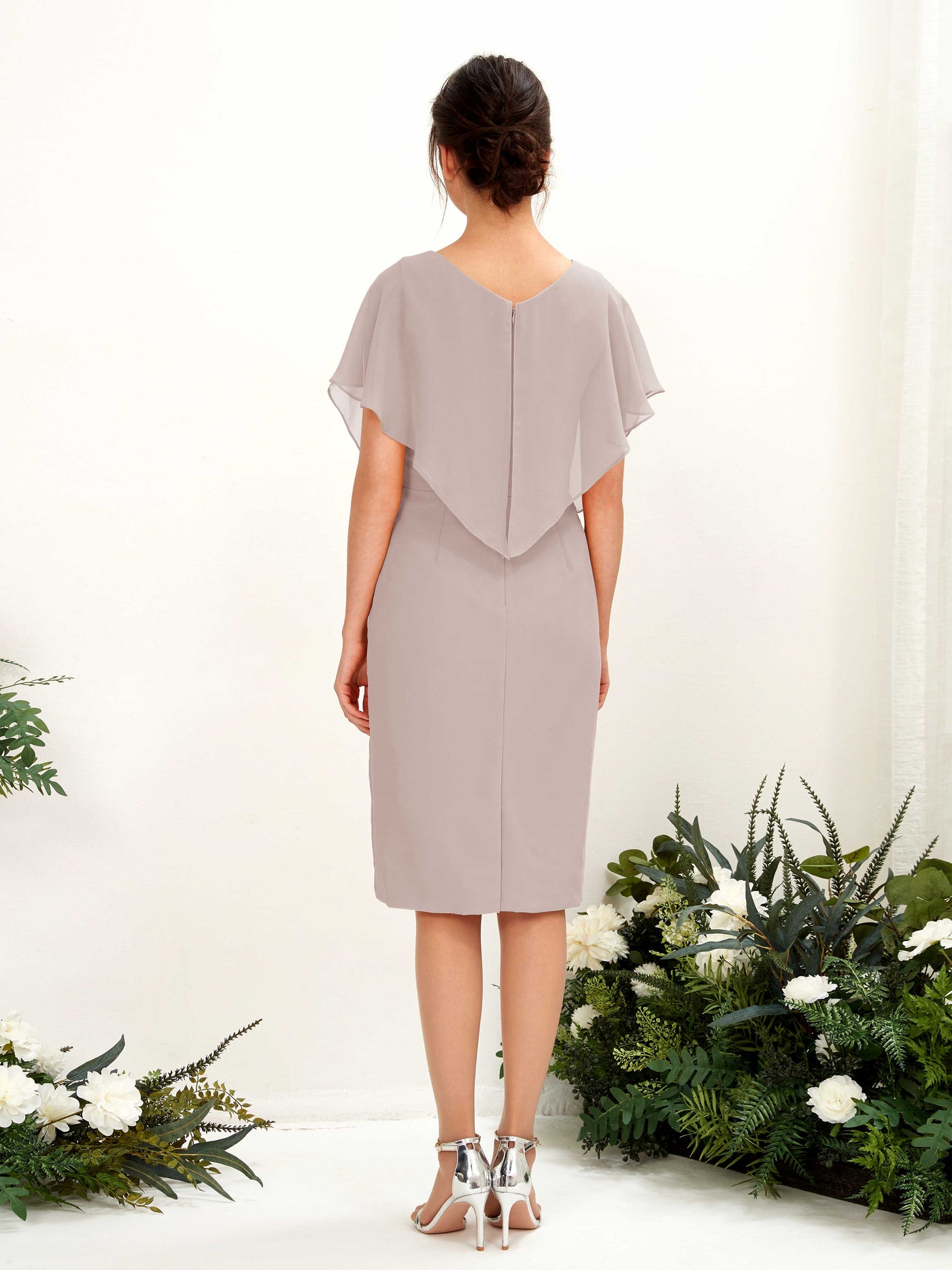 Carlyna Tubo Escote en V Capa hasta la rodilla Gasa Vestidos de dama de honor Gris Pardo #color_gris-pardo