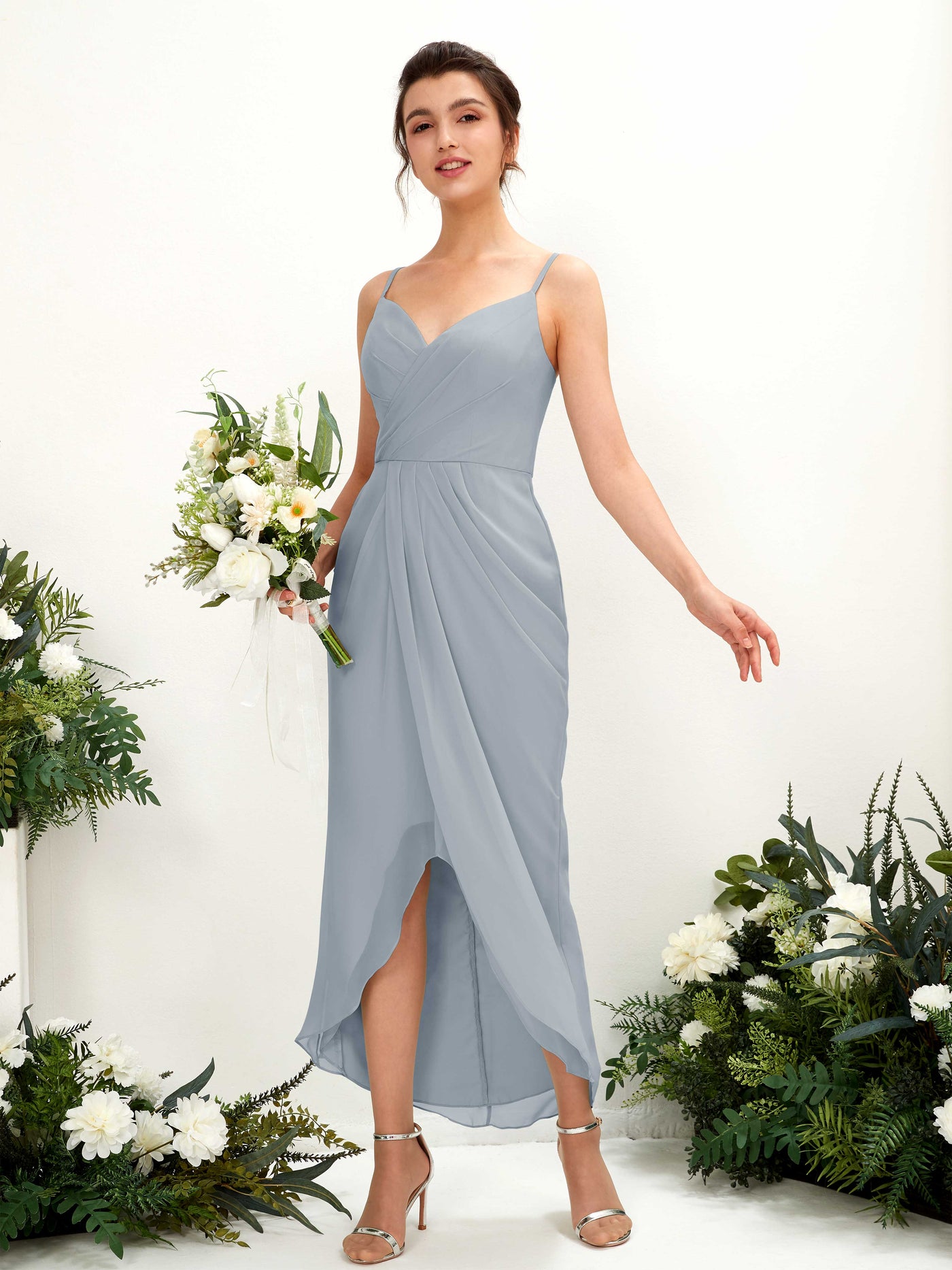 Carlyna Tubo Hasta la tibia Escote en V fruncido vestido de dama de honor Azul Empolvado Mejorado #color_azul-empolvado-mejorado
