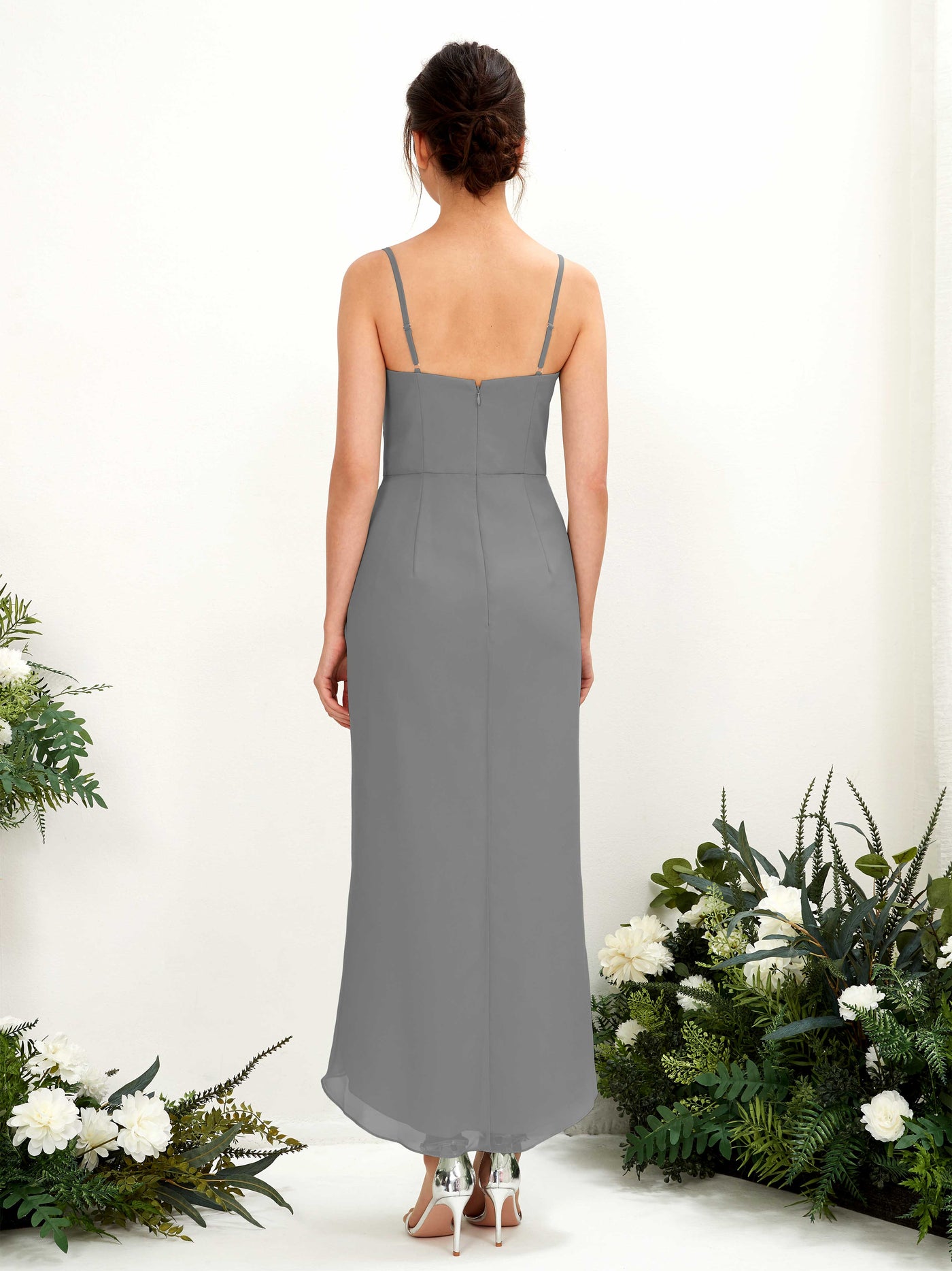 Carlyna Tubo Hasta la tibia Escote en V fruncido vestido de dama de honor Gris Acero #color_gris-acero