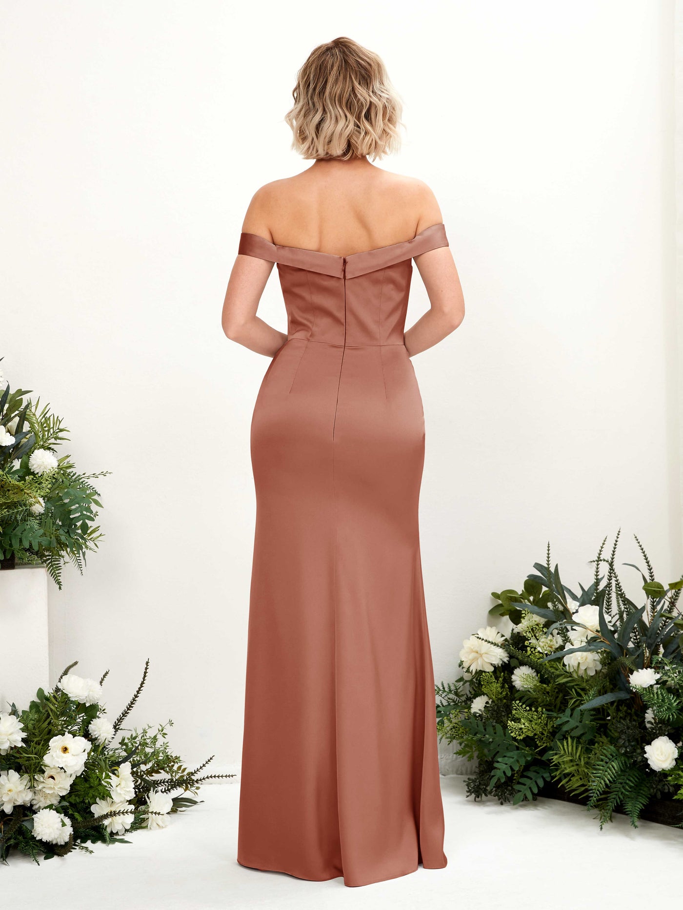 Carlyna Tubo Hombros caídos Hasta el suelo Hendidura Vestido de dama de honor Siena Natural #color_siena-natural