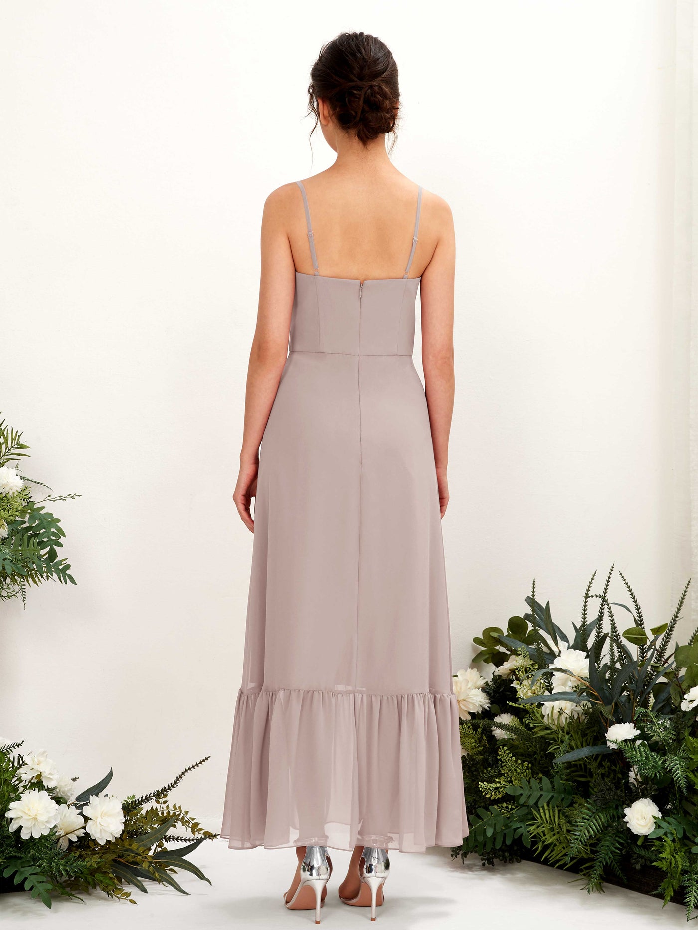 Carlyna Vestido de dama de honor Corte imperial Tirantes finos Hasta el suelo Gris Pardo #color_gris-pardo