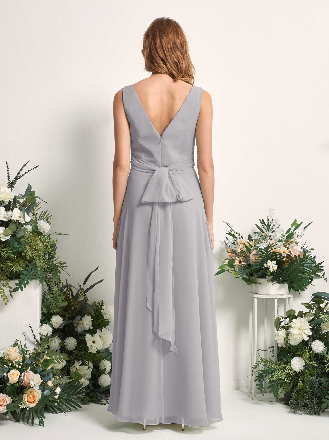 Carlyna Vestido de dama de honor línea A escote en V hasta el suelo Gris Paloma #color_gris-paloma