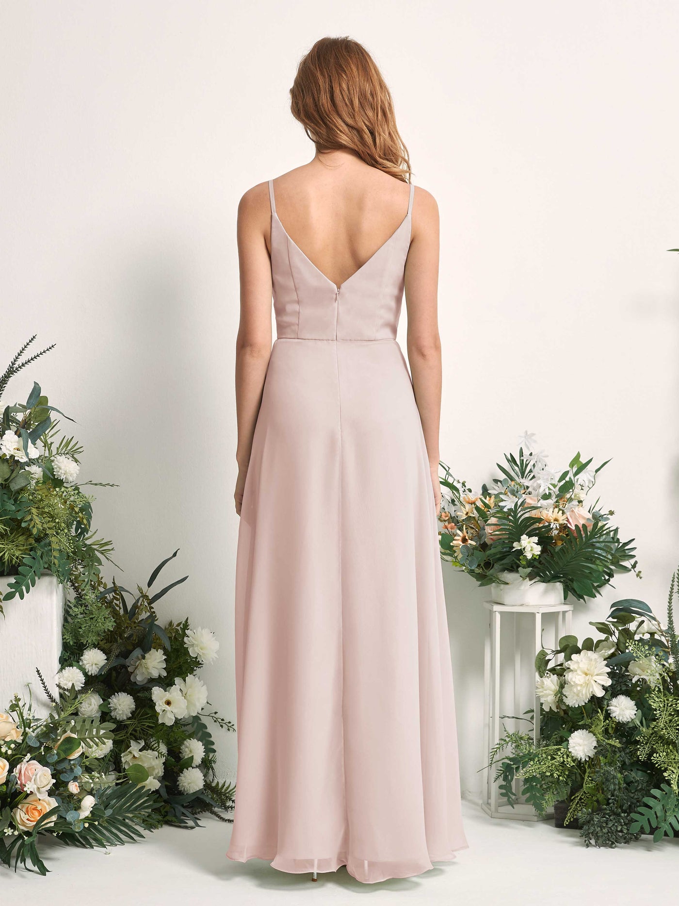 Carlyna Vestido de línea A escote en V hasta el suelo gasa dama de honor Biscotti #color_biscotti