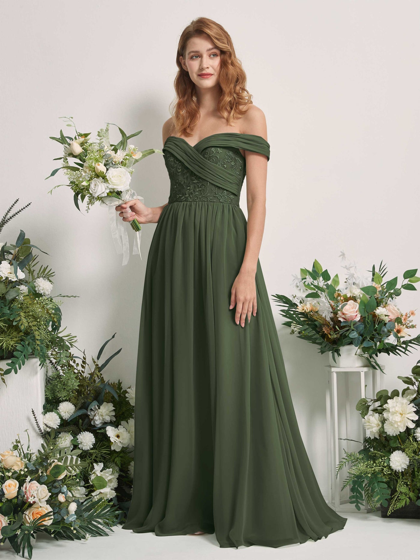 Carlyna Vestido de Línea A Hombros Caídos Hasta el Suelo Bordado Vestidos de Dama de Honor Oliva Martini #color_oliva-martini