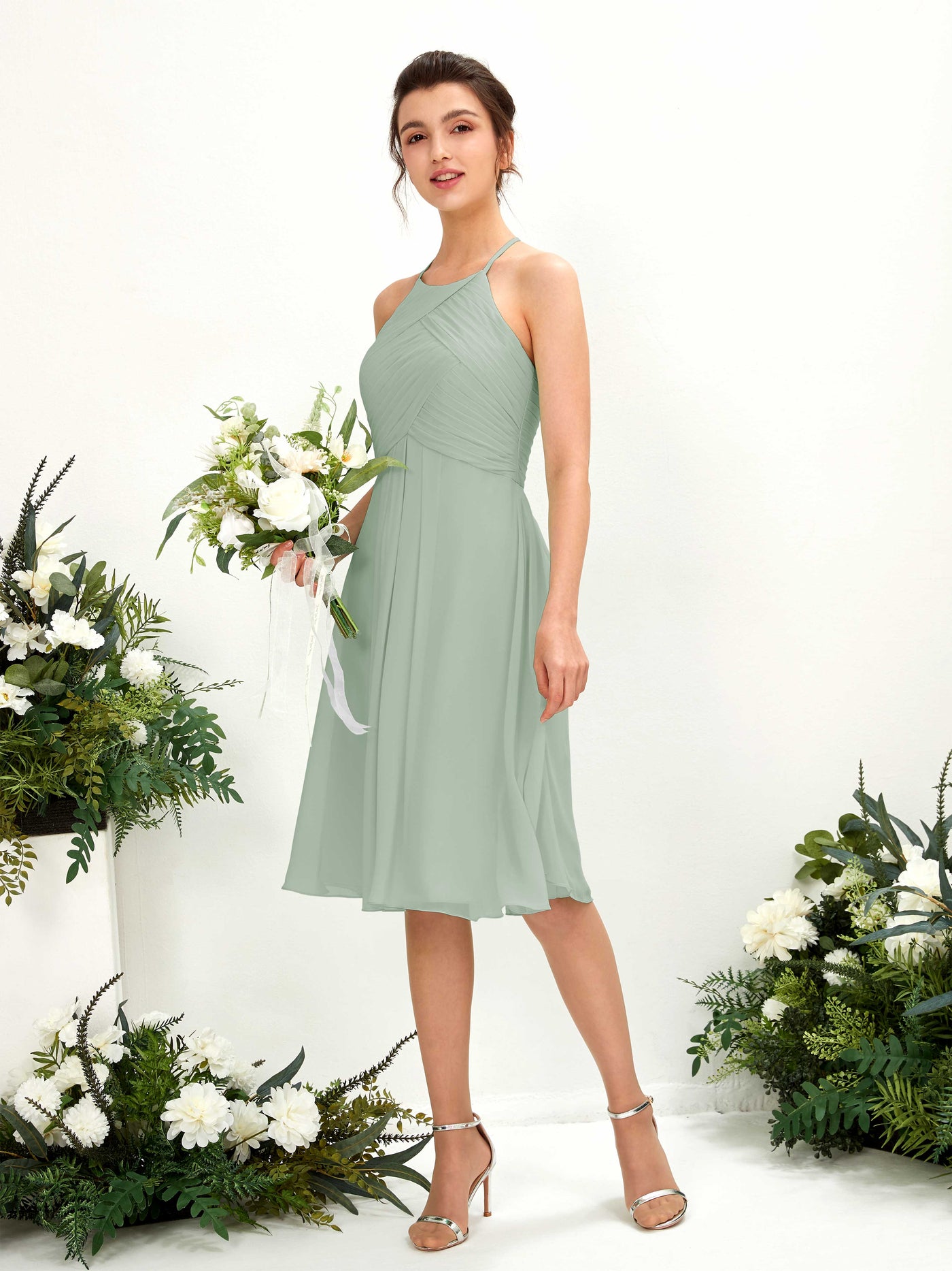 Carlyna Vestido línea A con cuello redondo gasa hasta la rodilla vestido de dama de honor Verde Salvia #color_verde-salvia