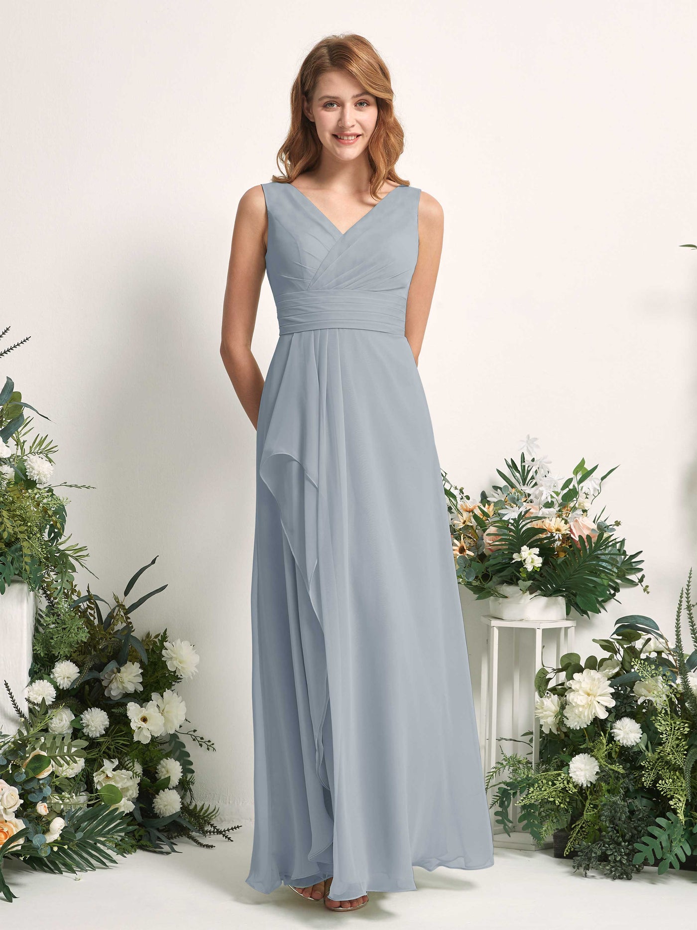 Carlyna Vestido línea A con escote en V hasta el suelo vestido de dama de honor Azul Empolvado Mejorado #color_azul-empolvado-mejorado