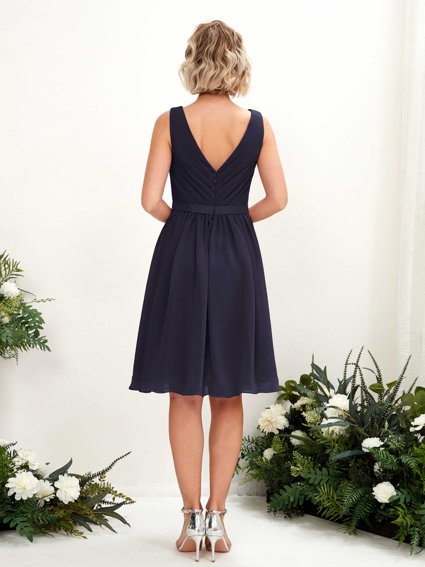 Carlyna Vestido línea A con escote en V hasta la rodilla gasa Azul Marino Oscuro #color_azul-marino-oscuro