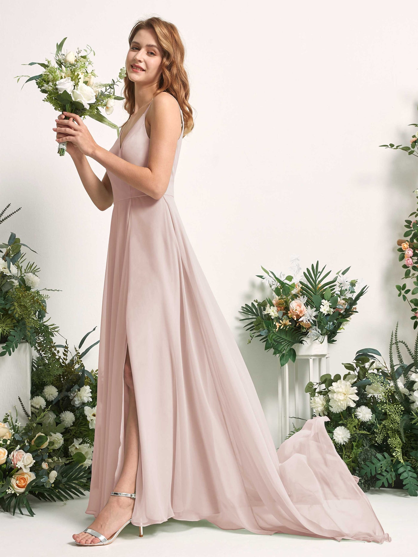 Carlyna Vestido línea A con escote en V y hendidura de pierna hasta el suelo dama de honor Biscotti #color_biscotti