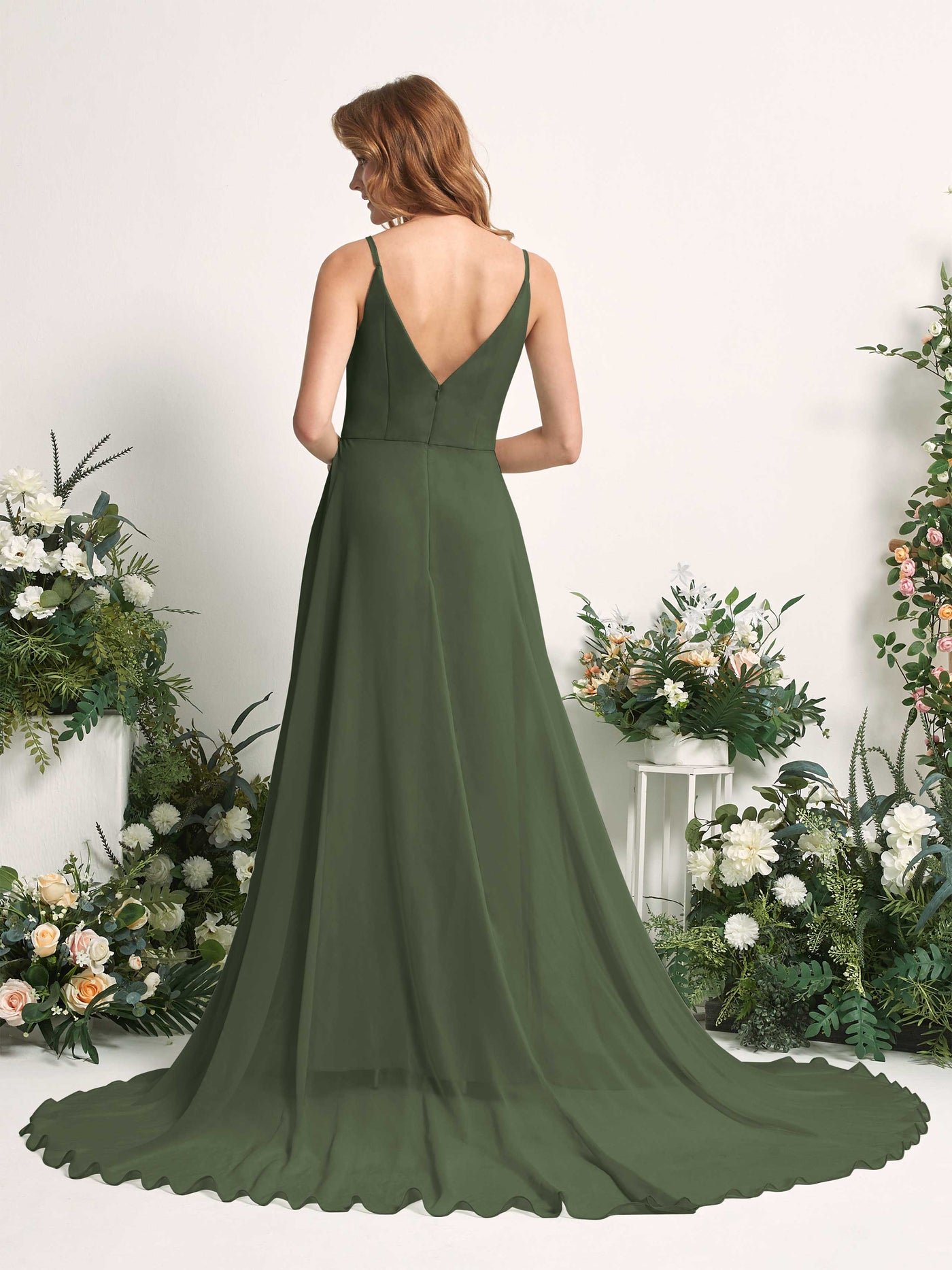 Carlyna Vestido línea A con escote en V y hendidura de pierna hasta el suelo dama de honor Oliva Martini #color_oliva-martini