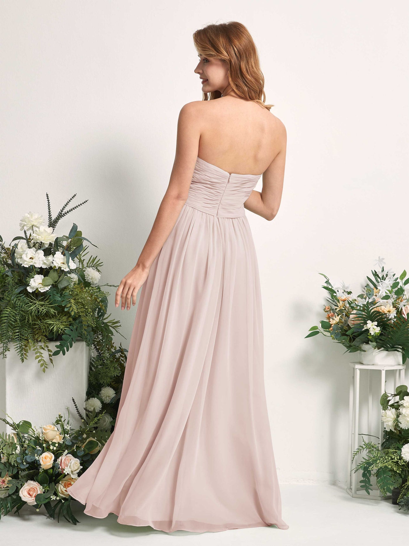 Carlyna Vestido Línea A Cuello de corazón Hasta el suelo Gasa Fruncido Dama de honor Biscotti #color_biscotti