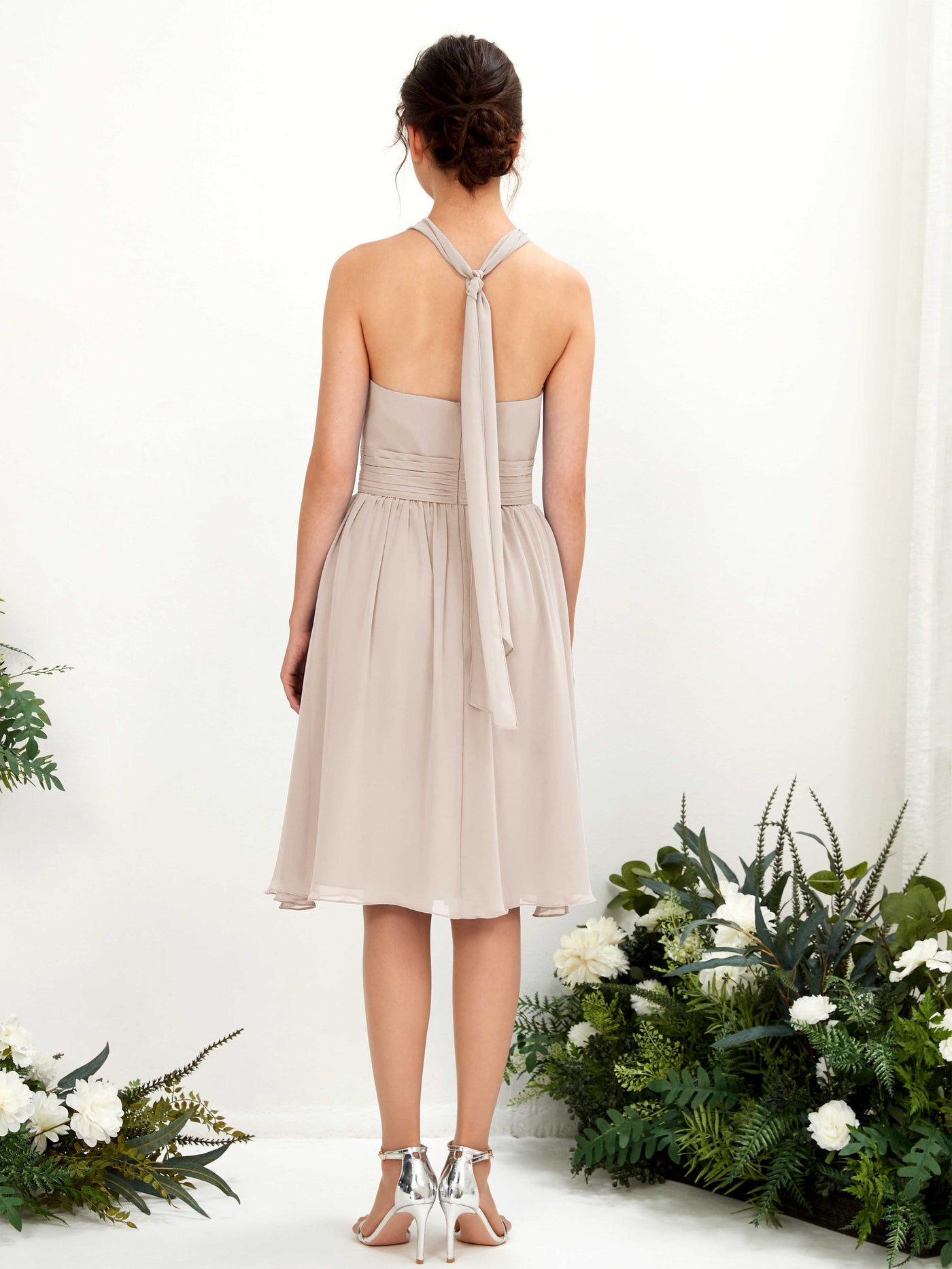 Carlyna Vestido línea A cuello halter hasta la rodilla gasa fruncido dama de honor Champán #color_champ-n
