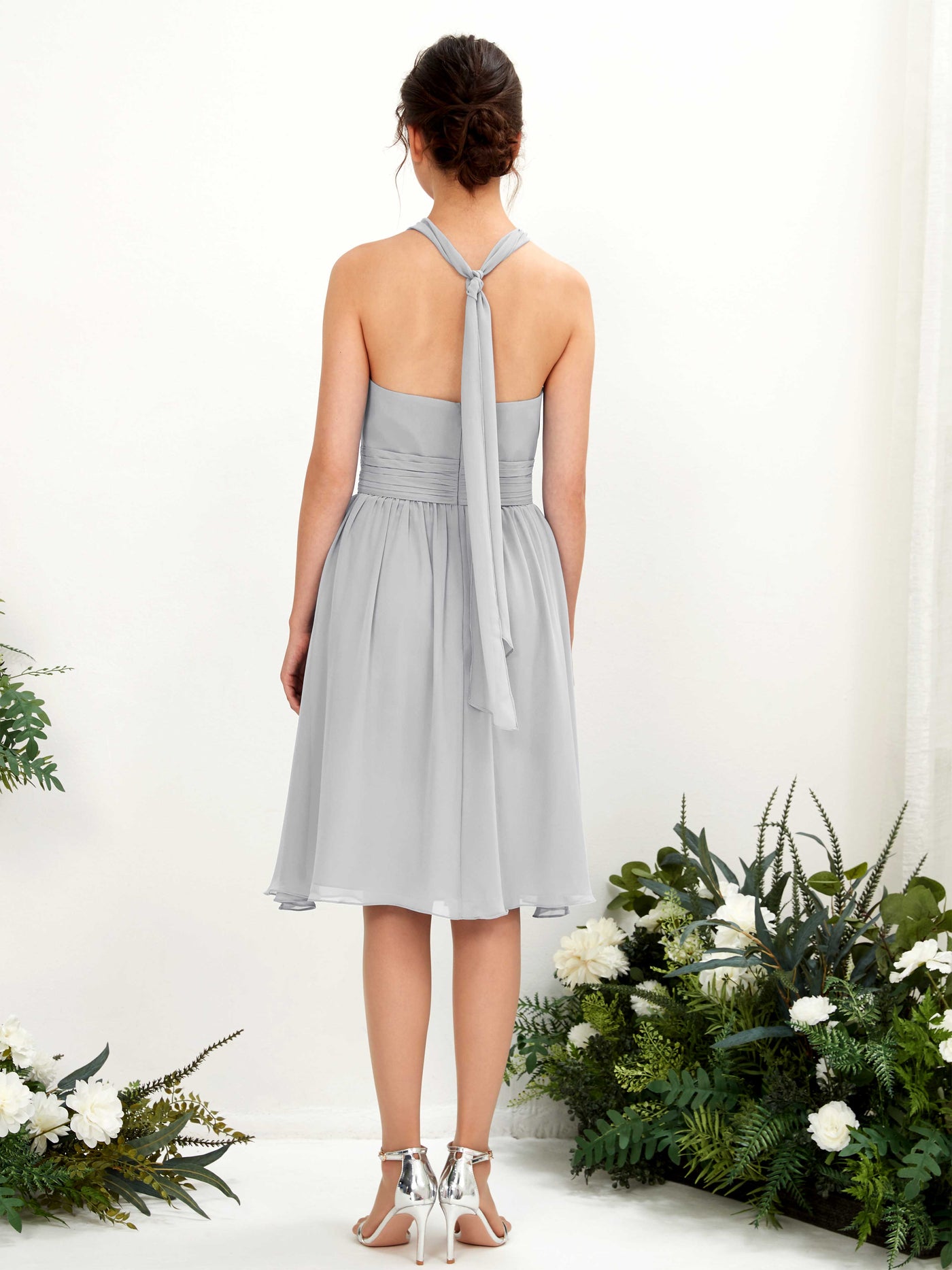 Carlyna Vestido línea A cuello halter hasta la rodilla gasa fruncido dama de honor Plata #color_plata