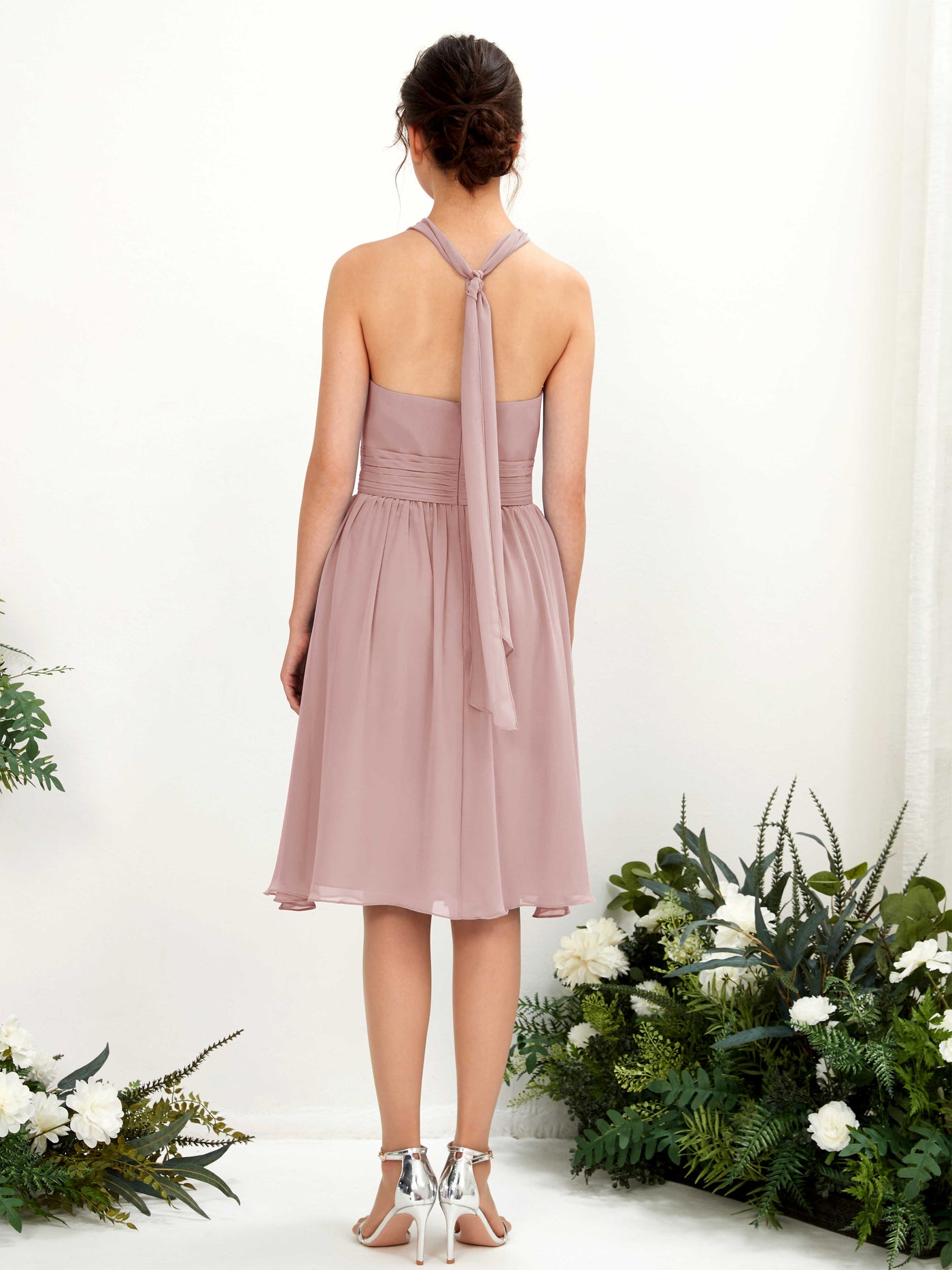 Carlyna Vestido línea A cuello halter hasta la rodilla gasa fruncido dama de honor Rosa Polvorienta #color_rosa-polvorienta