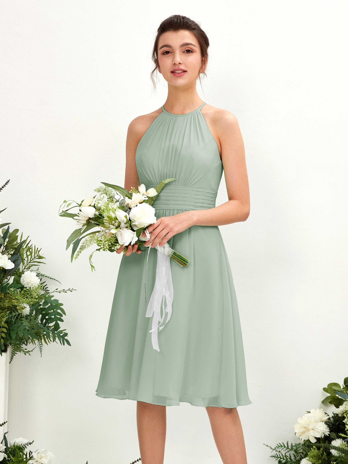 Carlyna Vestido línea A cuello redondo hasta la rodilla gasa dama de honor Verde Salvia #color_verde-salvia
