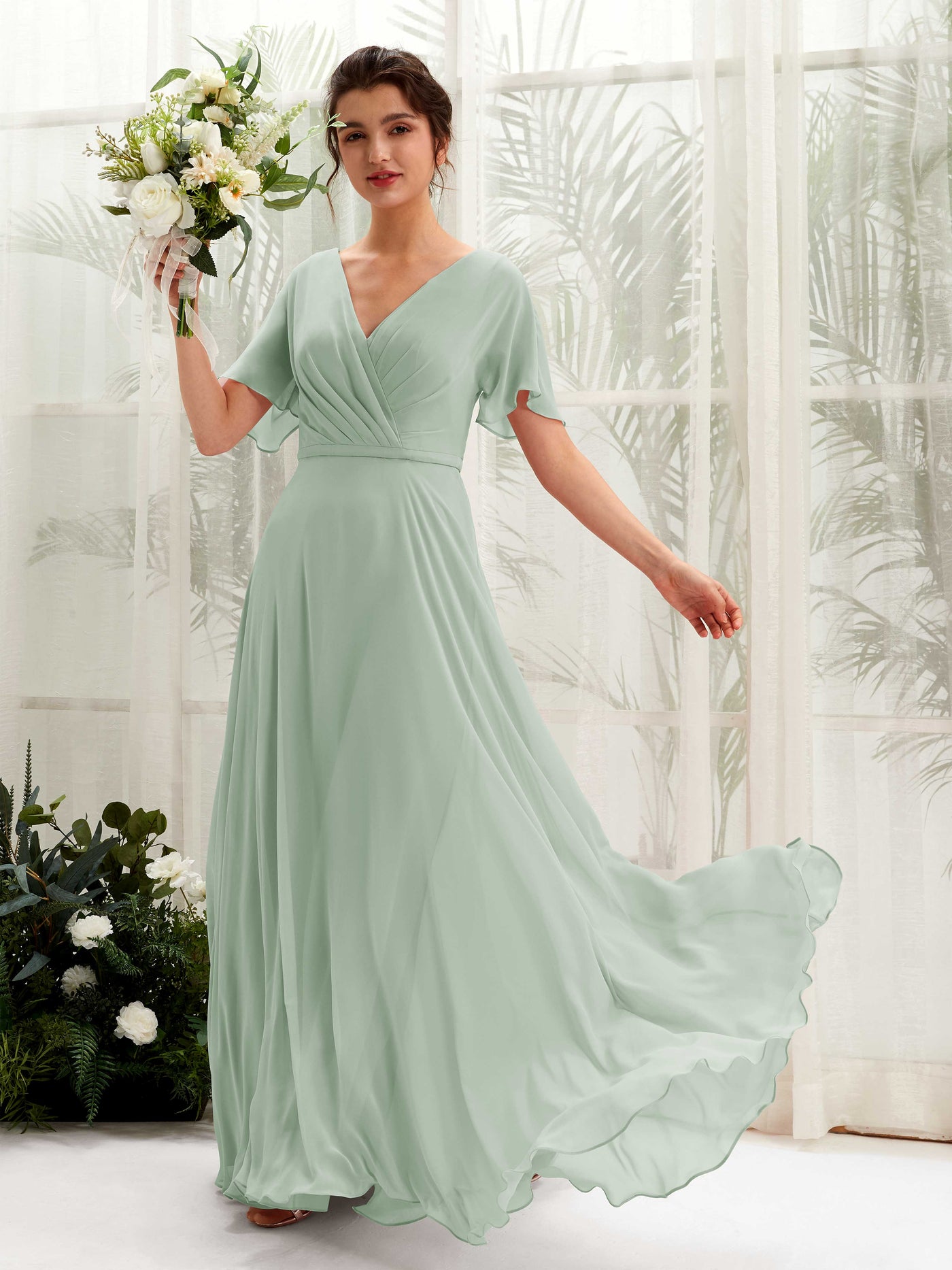 Carlyna Vestido Línea A Escote en V Escote cruzado Manga con vuelo Hasta el suelo Vestidos de dama de honor Verde Salvia #color_verde-salvia