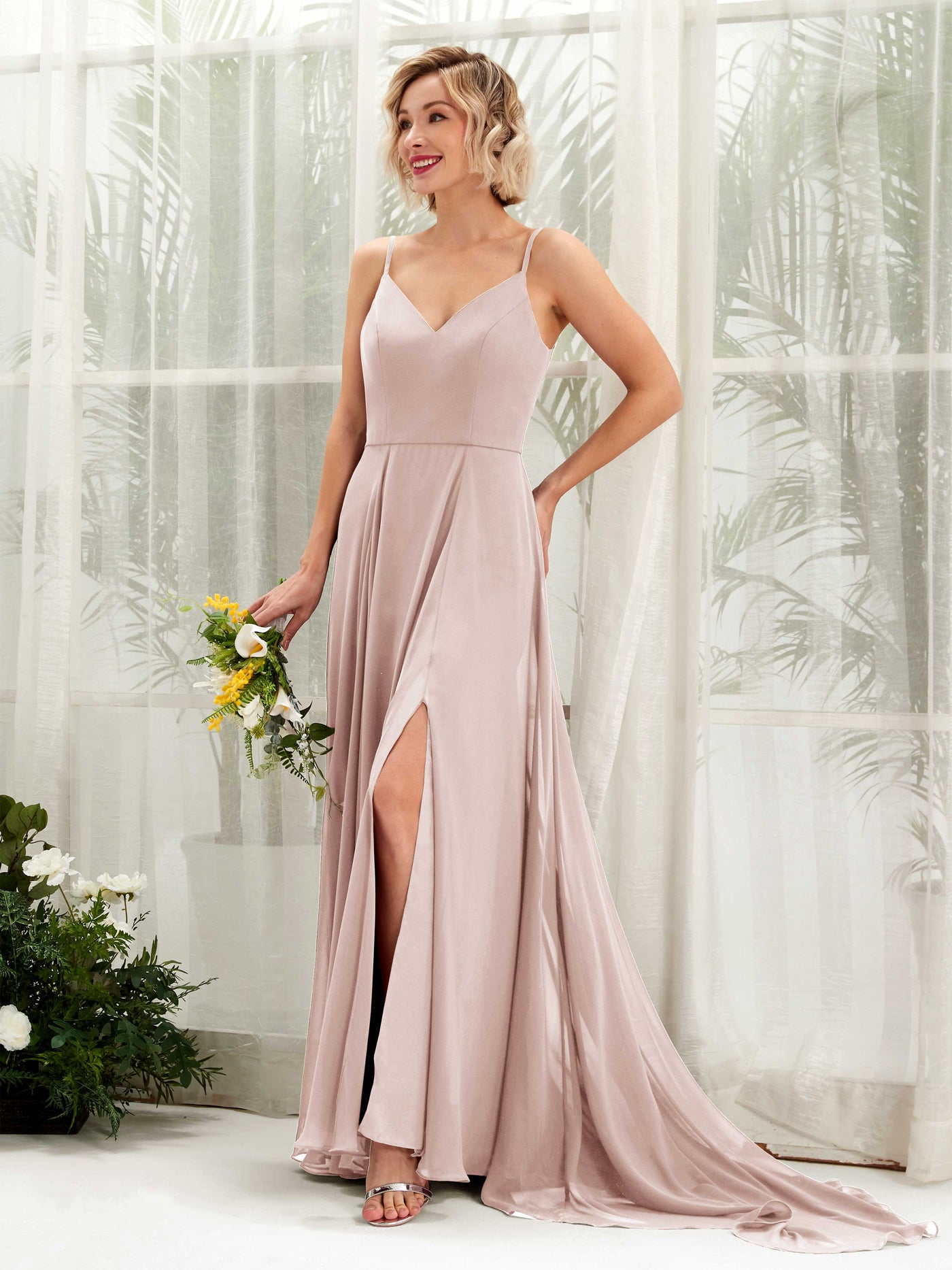 Carlyna Vestido línea A escote en V hasta el suelo gasa dama de honor Biscotti #color_biscotti