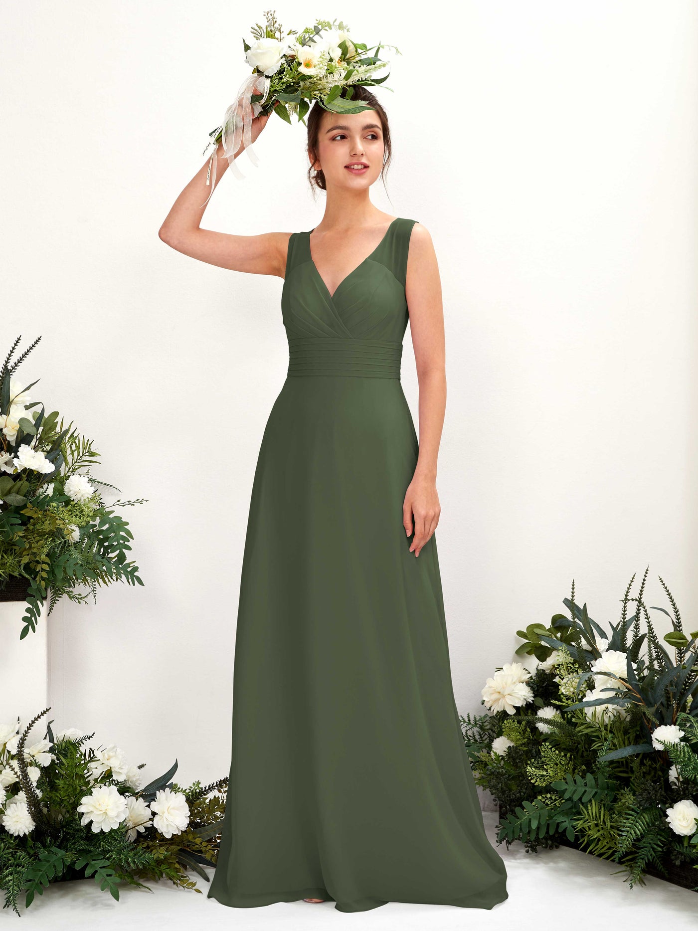 Carlyna Vestido línea A escote en V hasta el suelo vestido de dama de honor Oliva Martini #color_oliva-martini