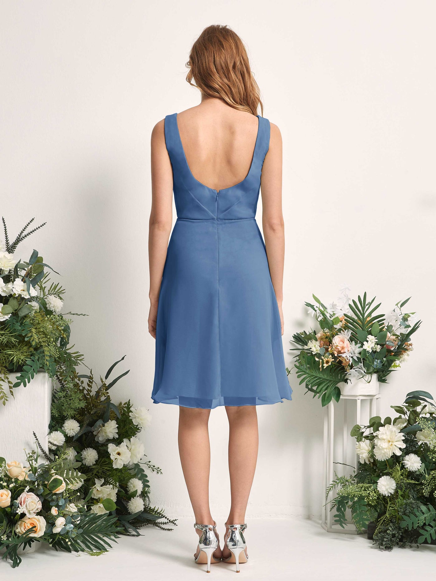Carlyna Vestido línea A escote en V hasta la rodilla gasa dama de honor Azul polvoriento #color_azul-polvoriento