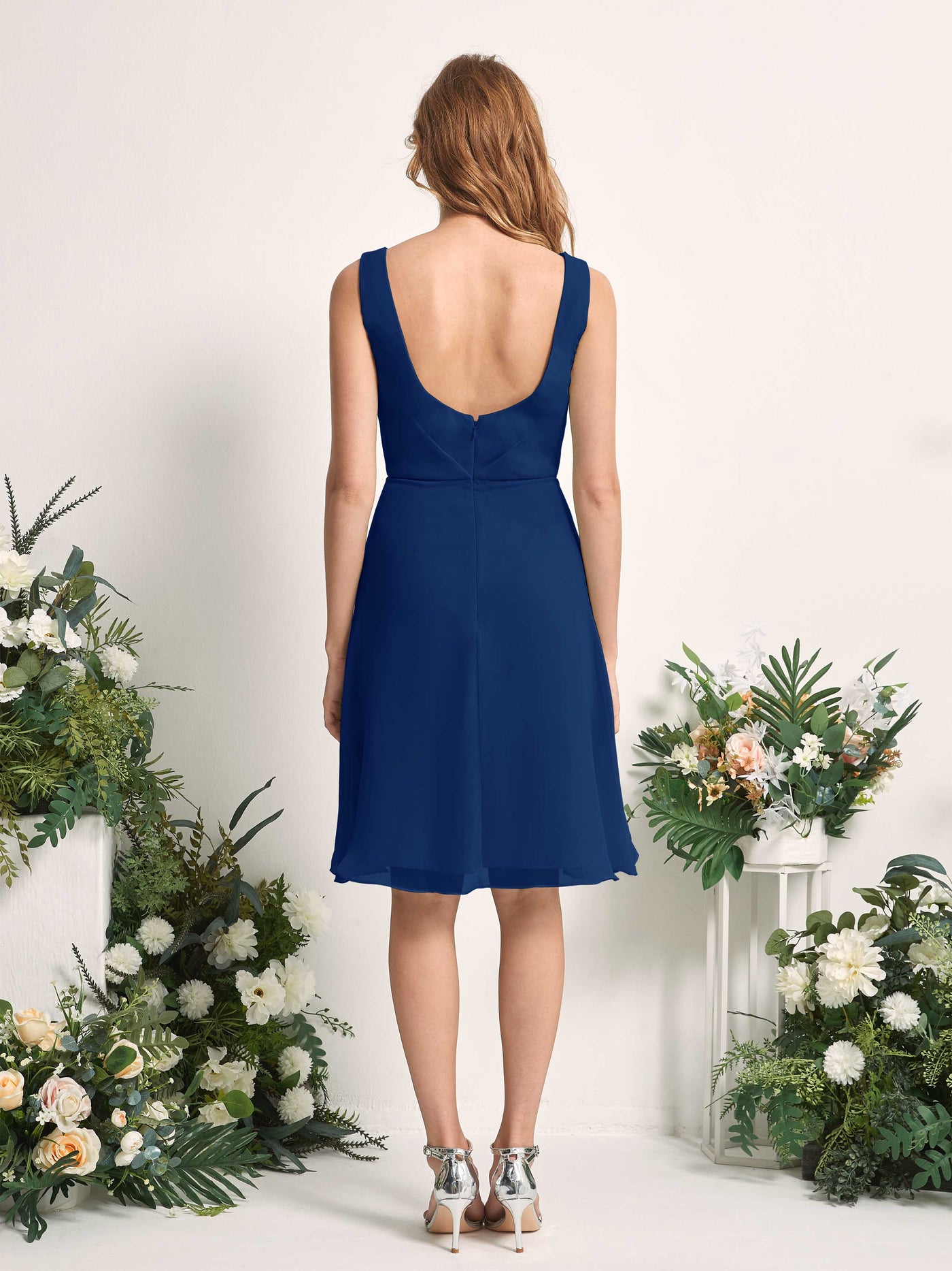 Carlyna Vestido línea A escote en V hasta la rodilla gasa dama de honor Azul Real #color_azul-real