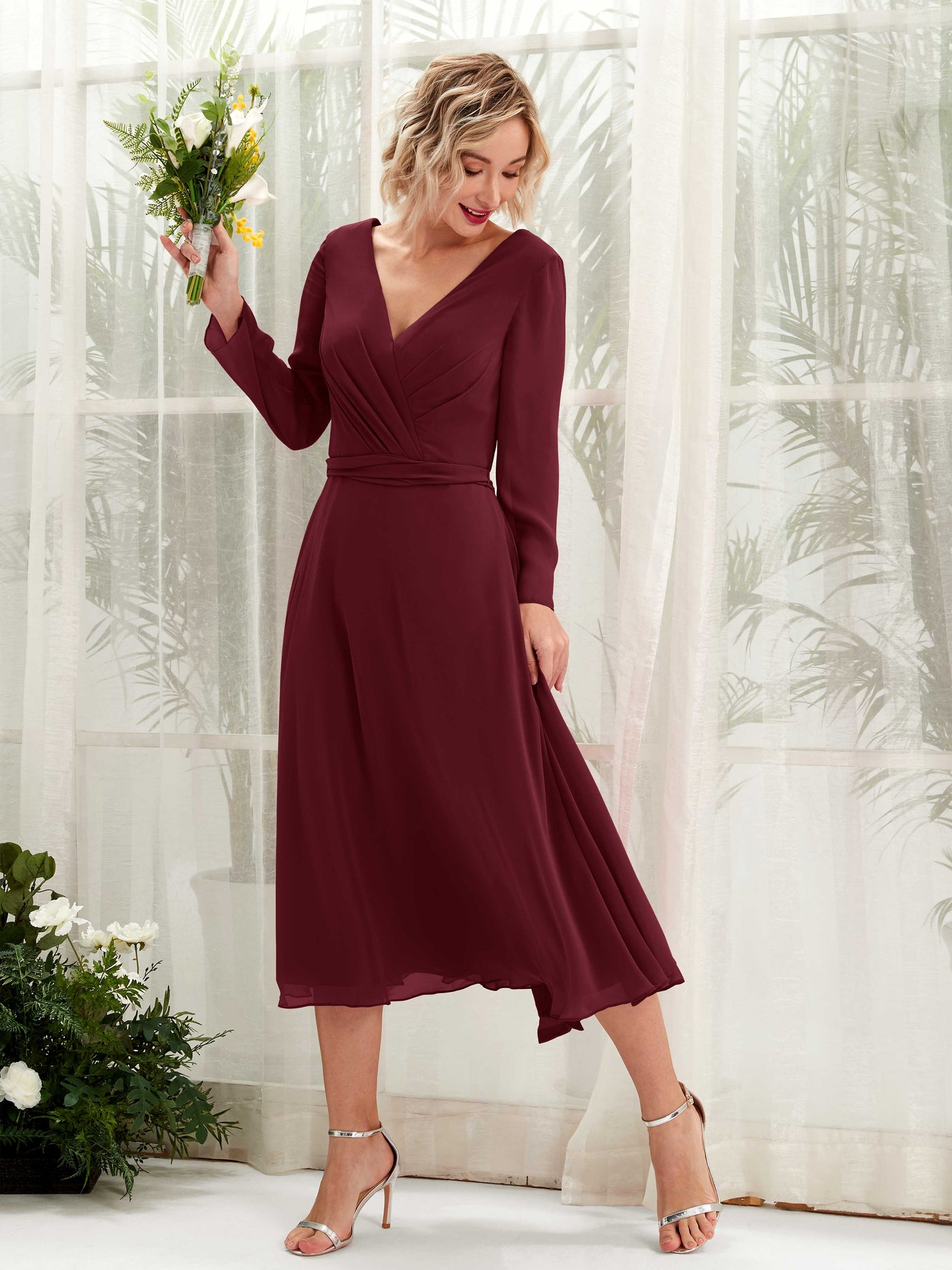 Carlyna Vestido Línea A Escote en V Manga Larga Hasta la tibia Vestidos de dama de honor Borgoña #color_borgo-a