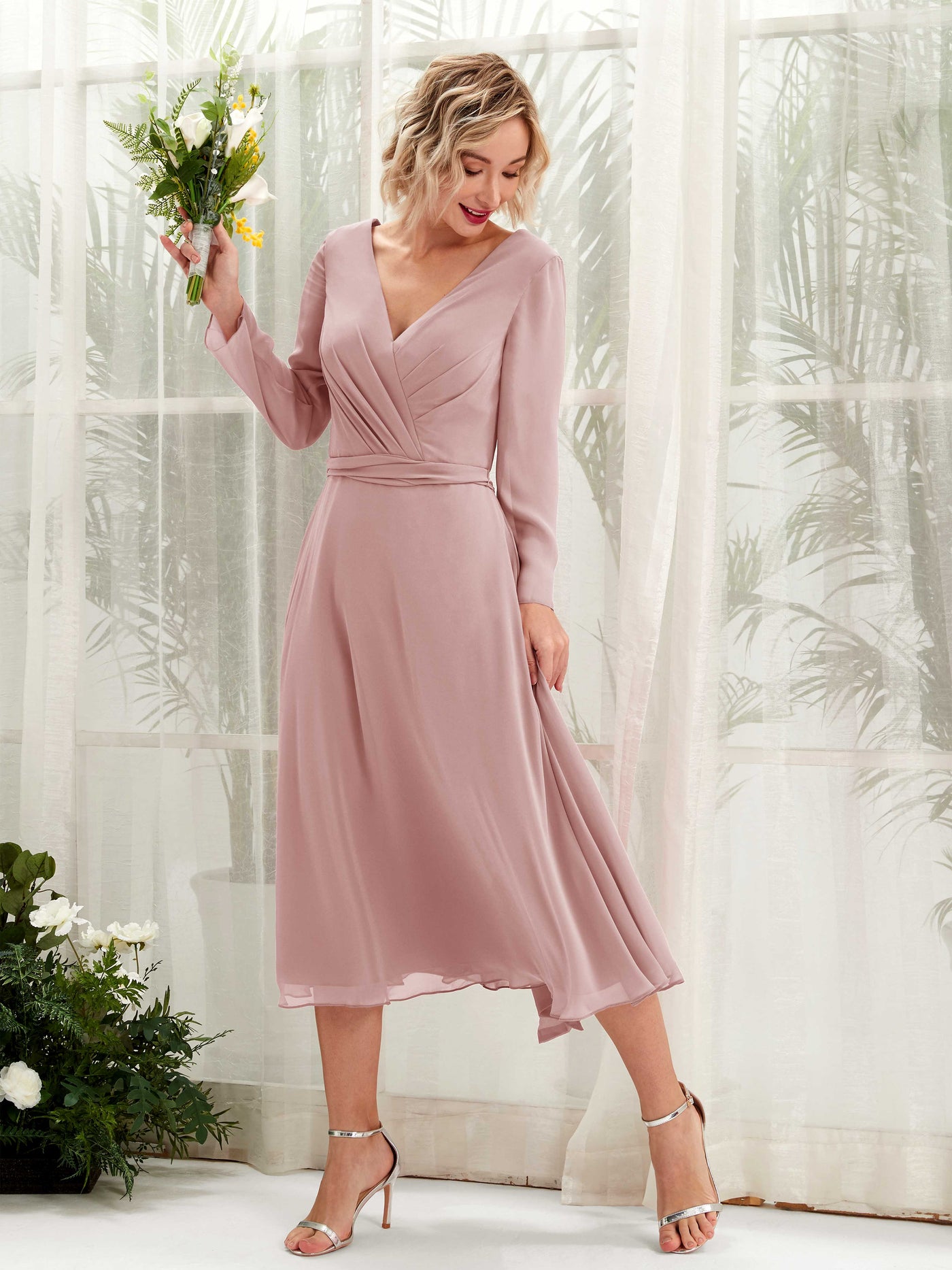 Carlyna Vestido Línea A Escote en V Manga Larga Hasta la tibia Vestidos de dama de honor Rosa Polvorienta #color_rosa-polvorienta