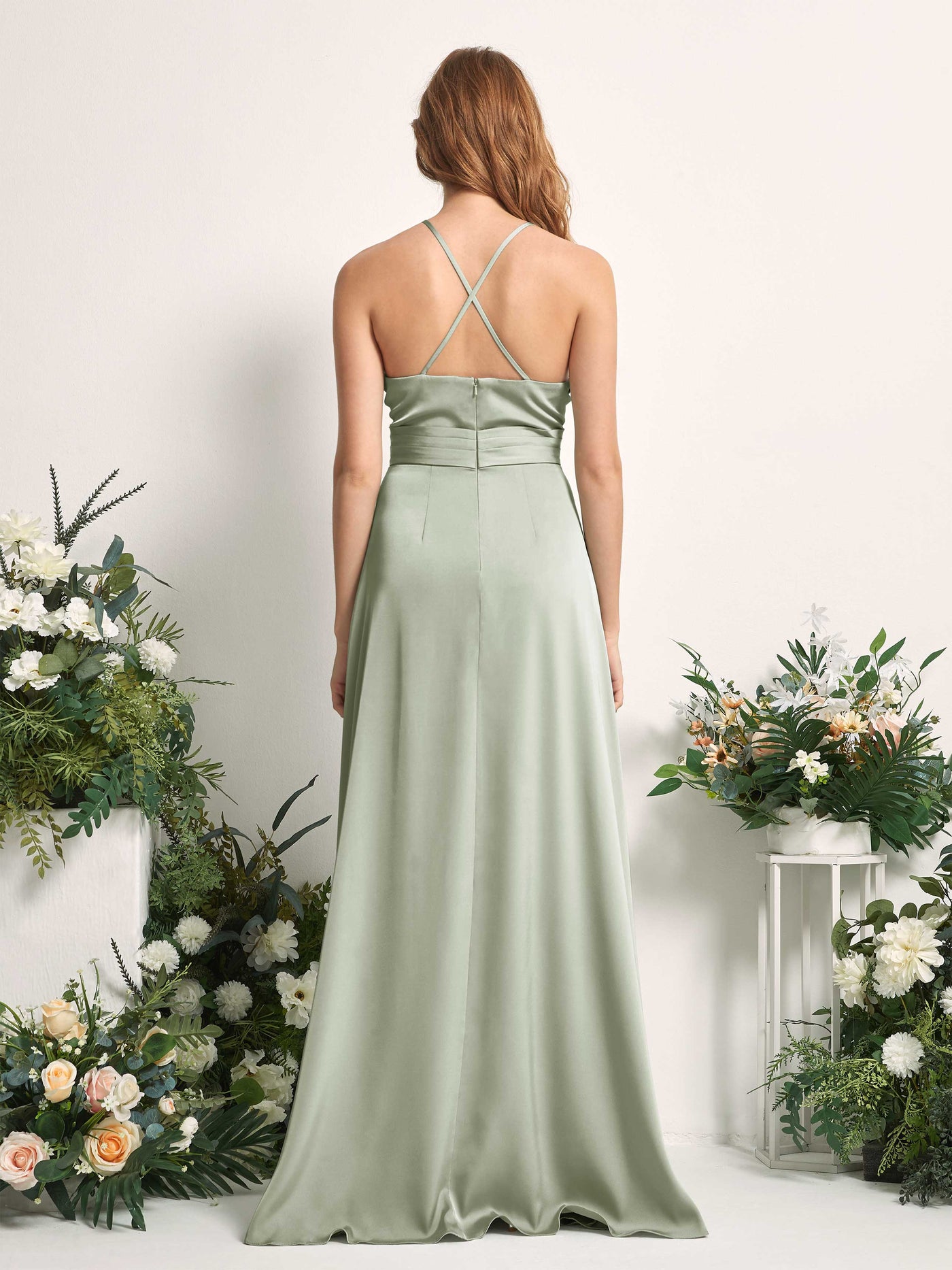 Carlyna Vestido línea A escote en V satén dama de honor Verde Salvia #color_verde-salvia