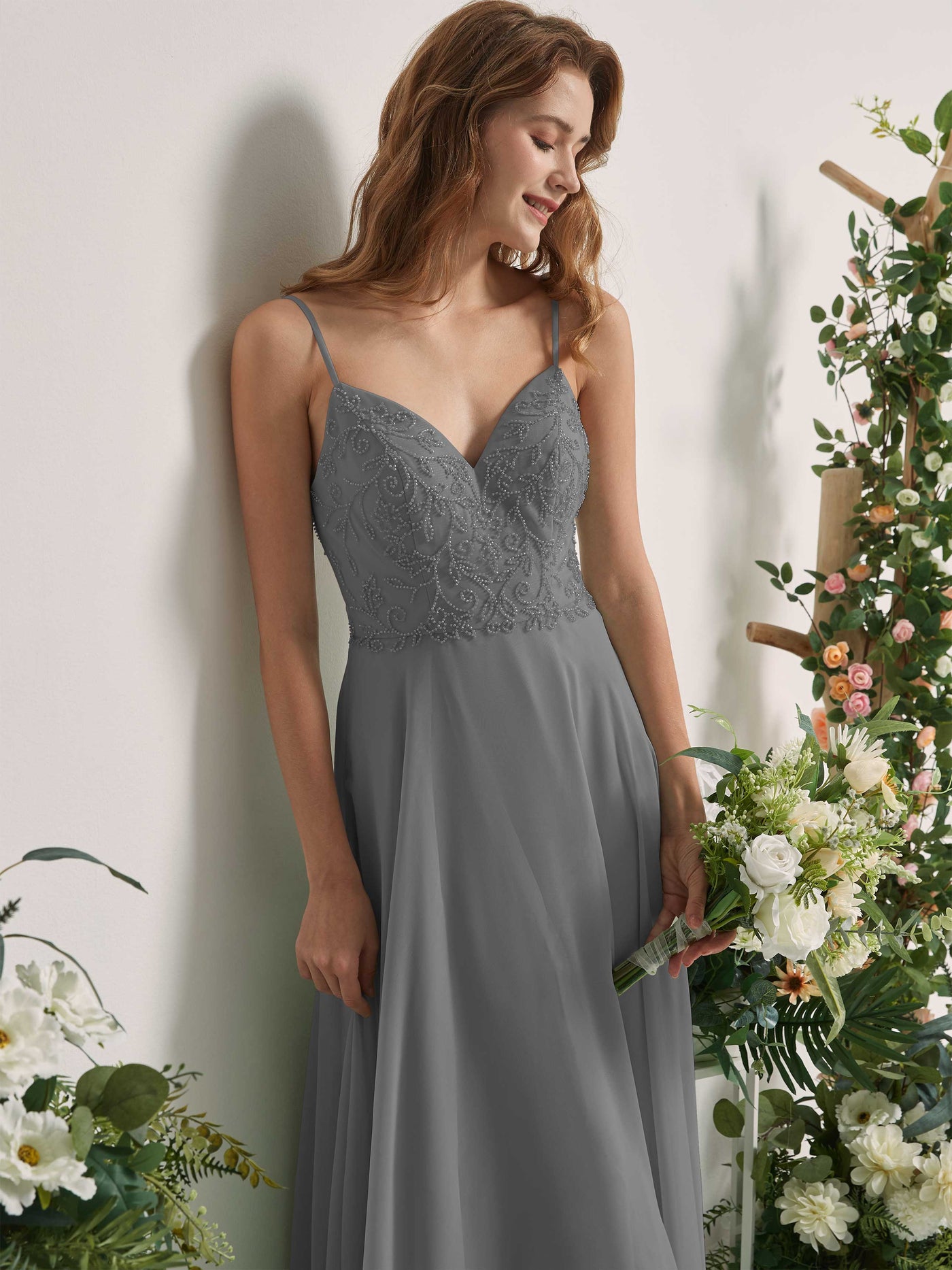 Carlyna Vestido línea A Escote en V Tirantes finos Hasta el suelo Dama de honor Gris Acero #color_gris-acero