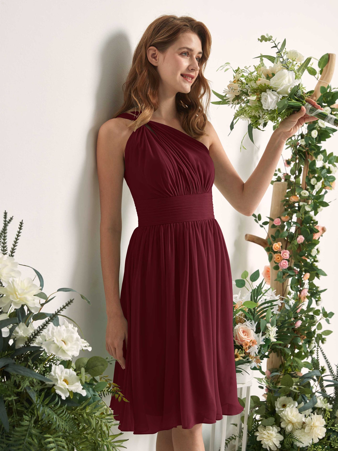 Carlyna Vestido Línea A un hombro hasta la rodilla fruncido de gasa dama de honor Borgoña #color_borgo-a